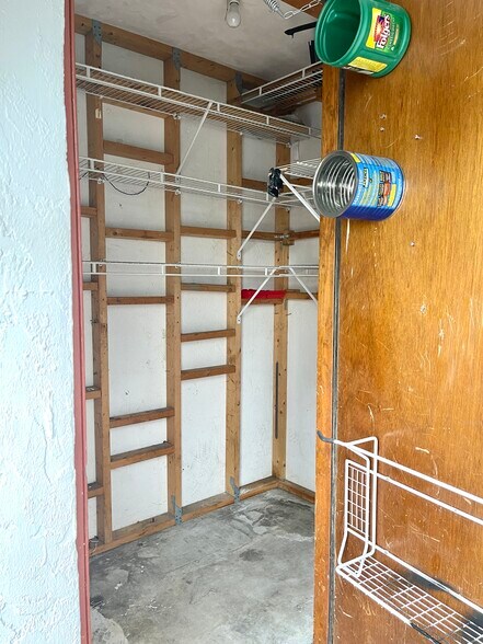 Building Photo - 2085 Oak Meadow Cir