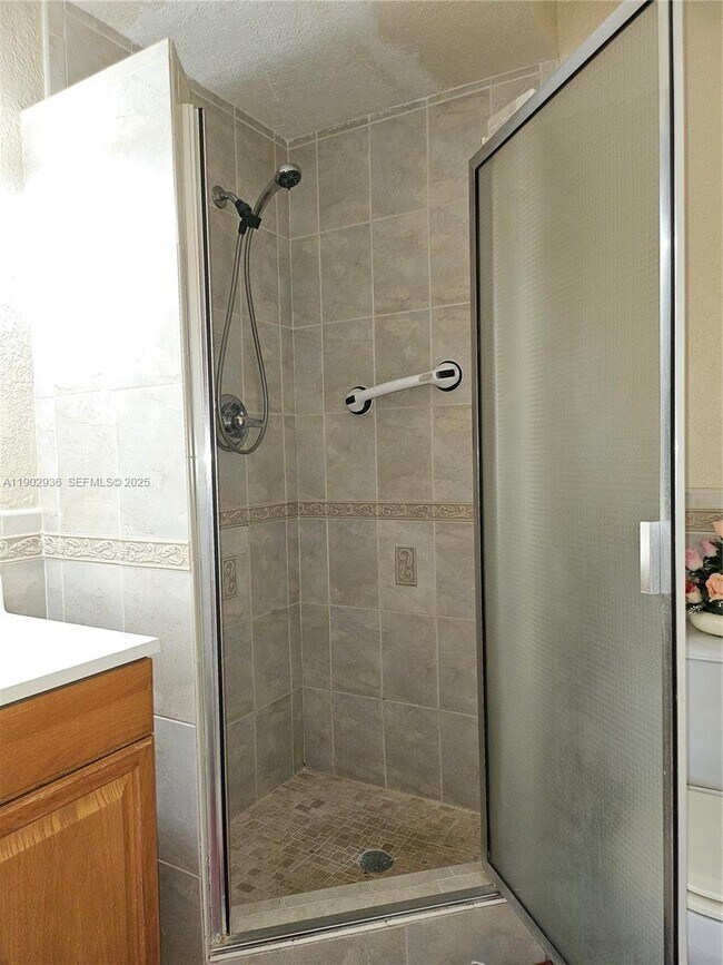 Building Photo - 5121 W Oakland Park Blvd