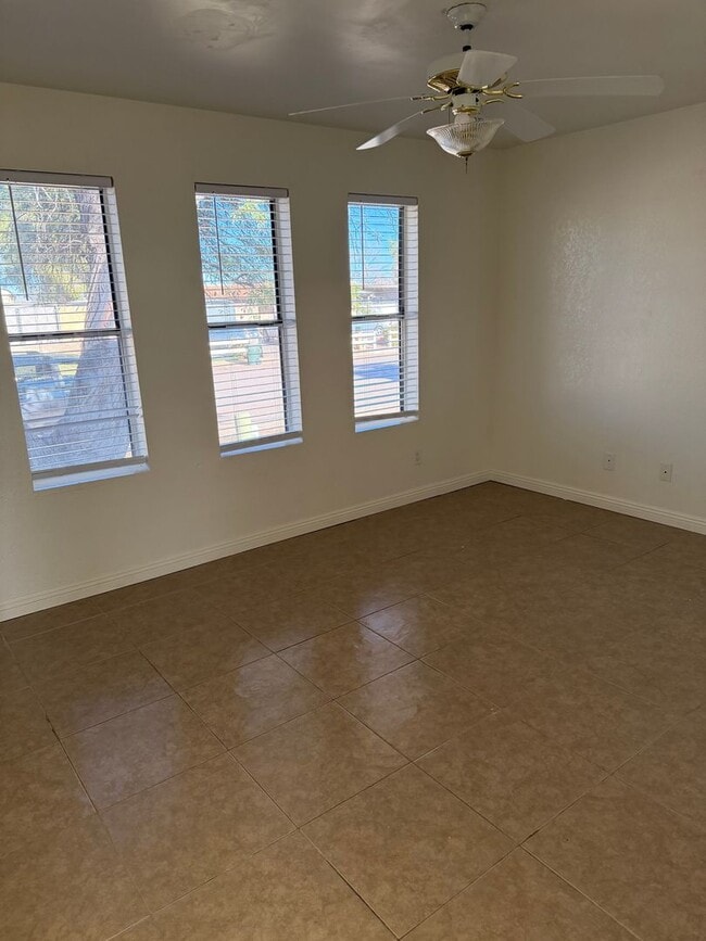 Building Photo - Charming 3 Bedroom with Huge Master Suite