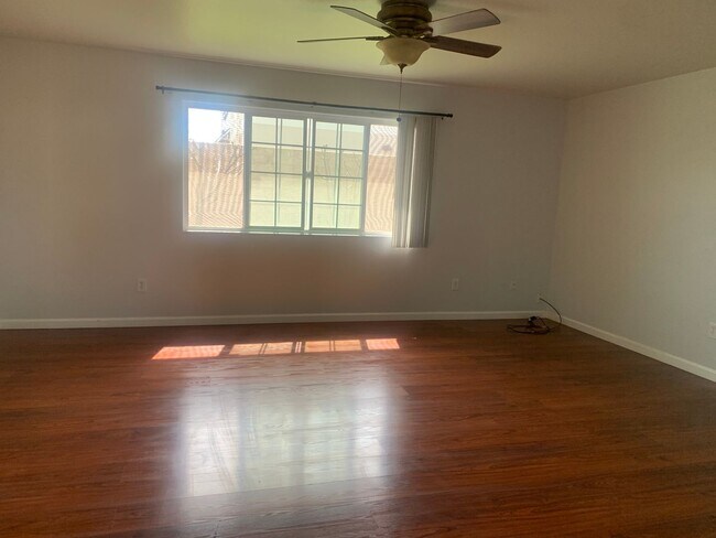 Building Photo - 3 BR 2 BA Available Now