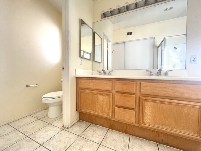 Building Photo - 4 bed, 2.5 bath located in Corona, CA!