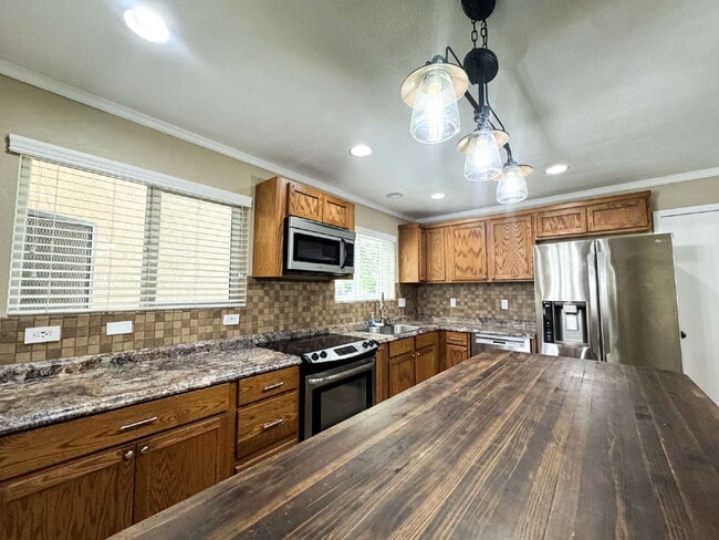 Building Photo - "Newly Updated 3-Bedroom Duplex with 2 Ful...