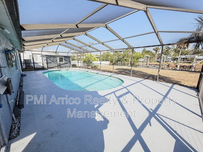 Building Photo - 818 Bayview Dr