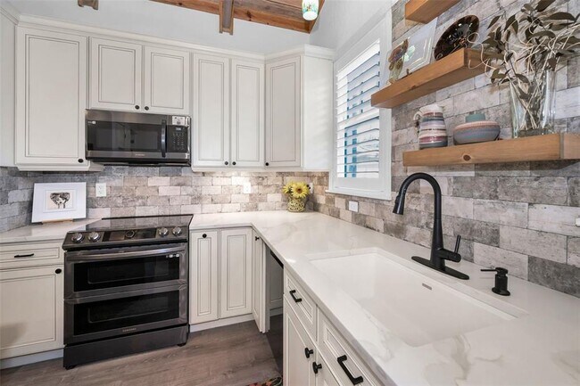 Building Photo - 525 Lexington St