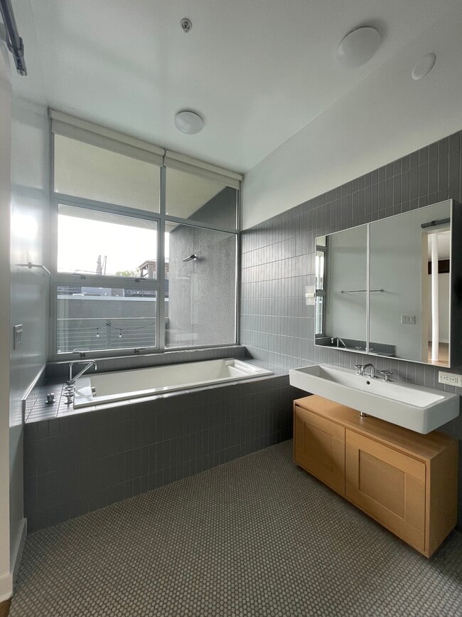 Primary bathroom - 4080 Glencoe Ave