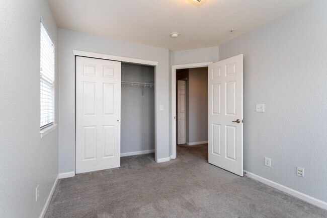 Building Photo - Downtown Living with Style & Views!