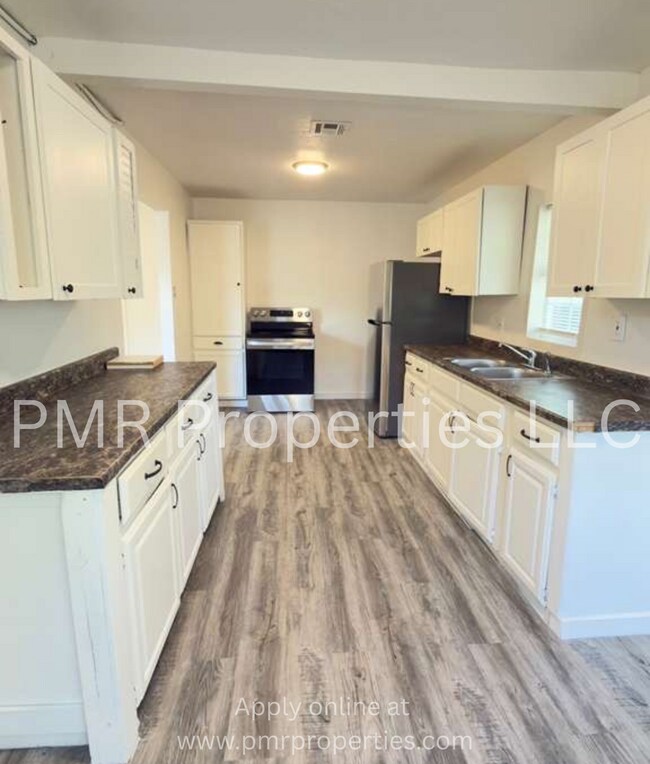 Building Photo - 3 Bedrooms/ 2 Bathrooms House