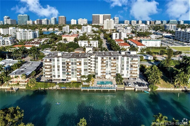 Building Photo - 9800 W Bay Harbor Dr