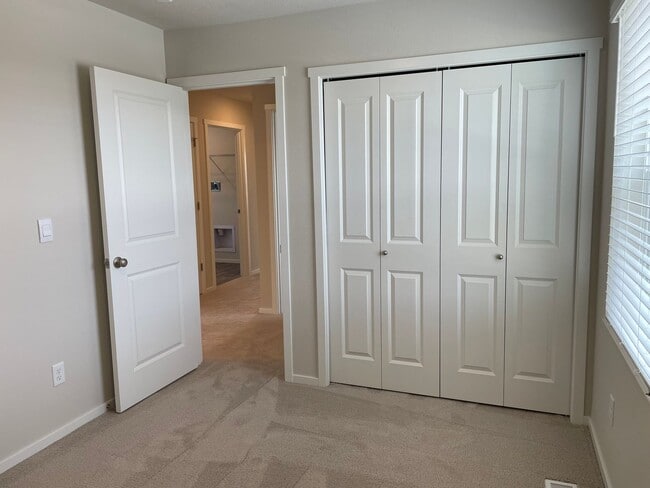 Building Photo - GORGEOUS 4 BED/2.5 BATH! HIGH END FINISHES ! SPACIOUS ROOMS ! FENCED BACK YARD !