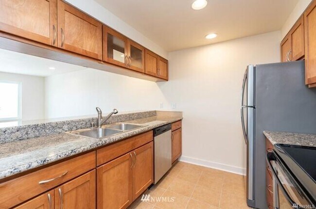 Building Photo - *** RENT SPECIAL 50% off MAY RENT*** Beautiful & Spacious Condo in the Heart of Tacoma