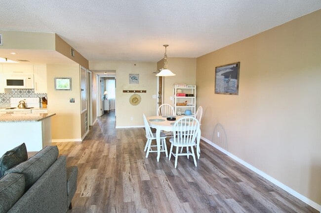 Building Photo - Beachside Bliss: Stunning 2 Bed, 2 Bath Co...