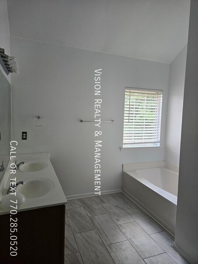 Building Photo - 4447 Ravenwood Dr