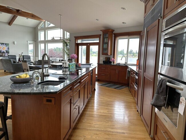 Building Photo - Lakefront Living at Its Best!