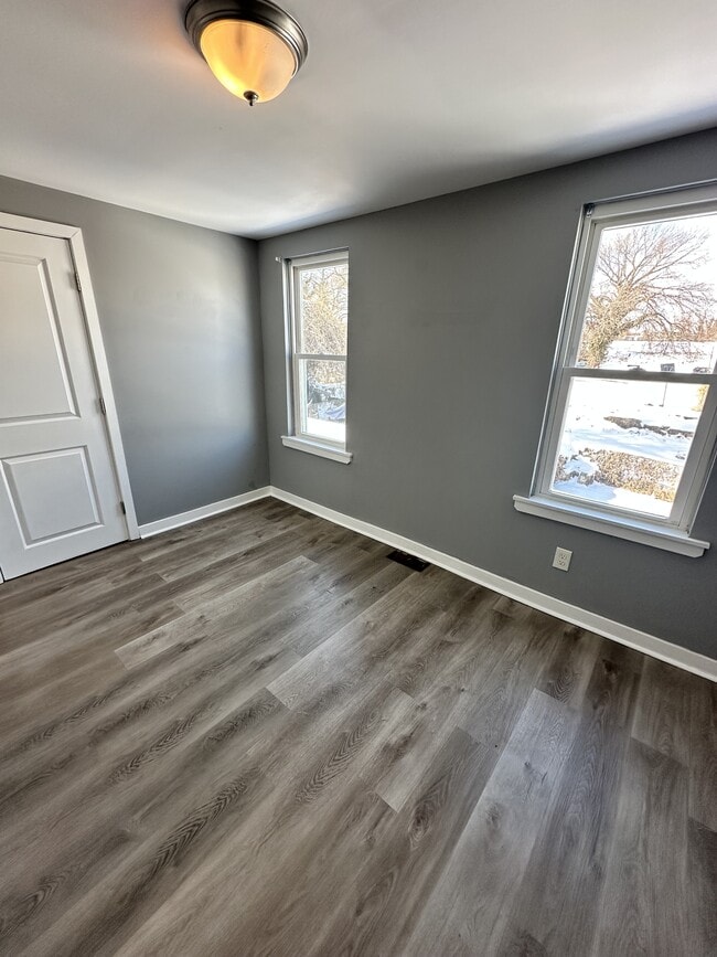 Building Photo - 218 W 5th St