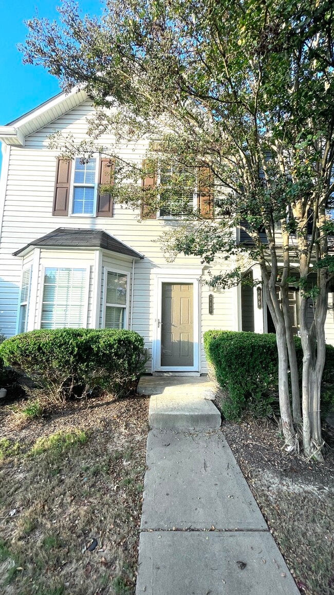 Building Photo - 711 Crestwell Cir SW