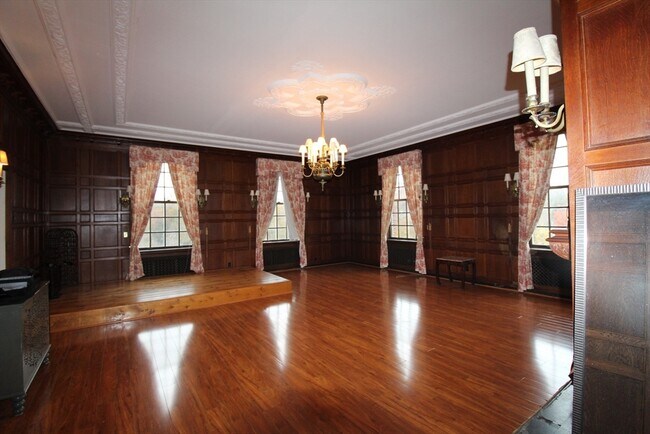 Building Photo - 16 Balmoral St