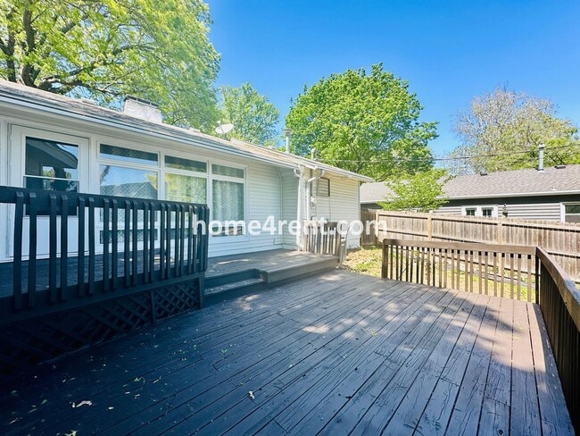 Building Photo - Charming Ranch Style, Prairie Village Home w/ a Fenced Yard, Updated Baths, and All Appliances In...