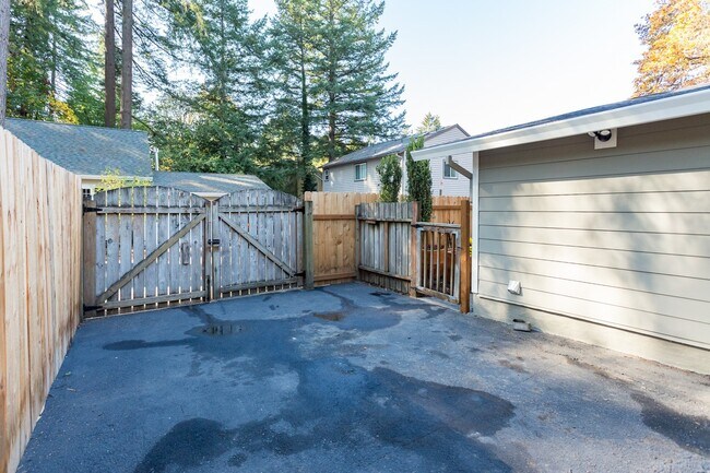 Building Photo - Gorgeous Lake Oswego Remodeled Cottage