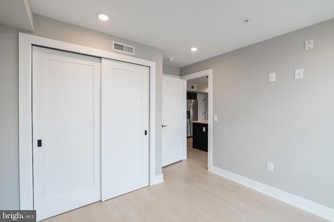 Building Photo - 6604 Ridge Ave