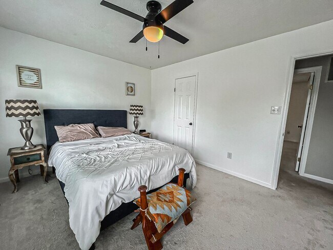 Building Photo - Beautiful and Spacious 4 Bedroom 2.5 Bathroom Home Sitting on Extensive Lot In Desired Xanadu Est...