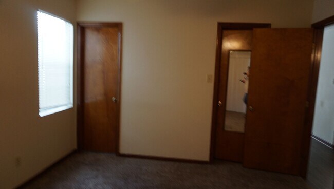 Building Photo - Great Condo on Bemiss
