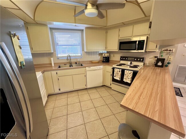 Building Photo - 10 Regency Ct