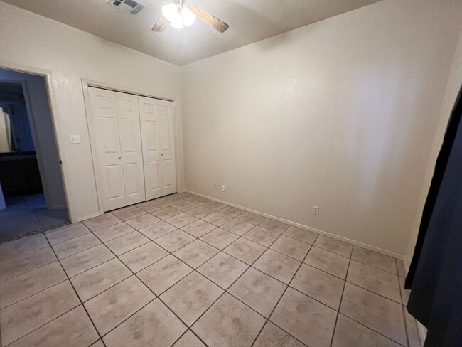 Building Photo - Beautiful 3 Bed 2 Bathroom home with Large...