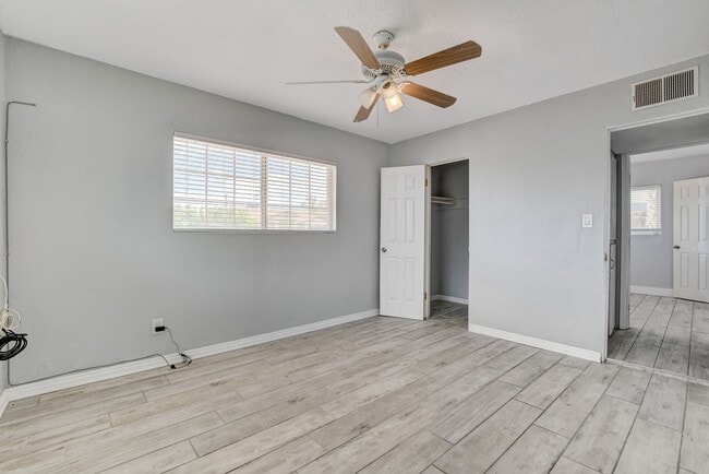 Building Photo - Duplex located in a Central Area of Las Vegas