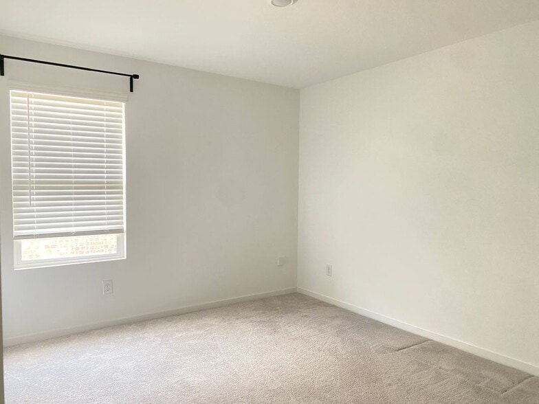 Building Photo - 14174 Inglebert St