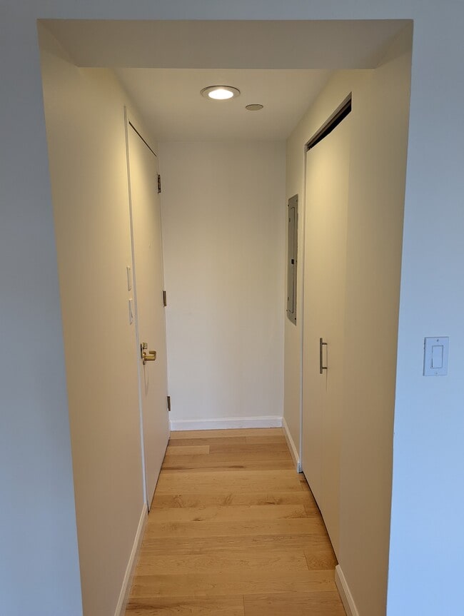 Building Photo - 10 Rogers St