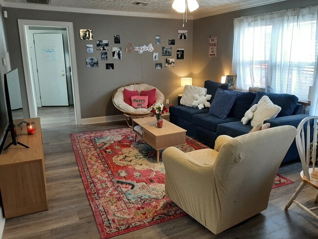 Building Photo - 512 S Stanley St