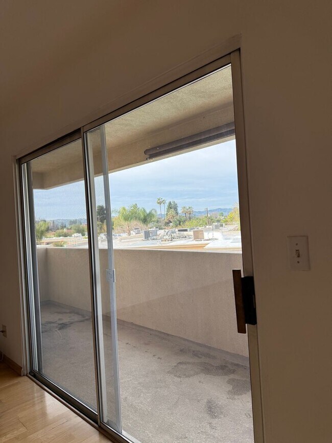 Building Photo - North Hollywood, 2br -2ba HOME