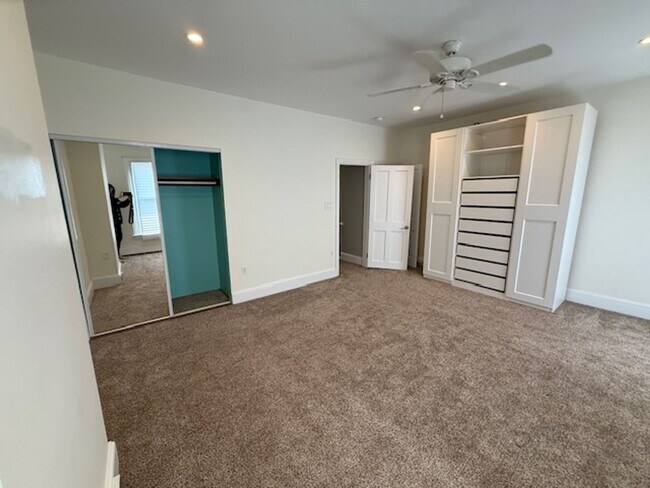Building Photo - Charming 2 Bed, 2.5 Bath Home with Den & B...