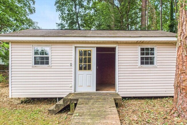 Building Photo - NW Brick Home in the Desirable Guilford Hi...