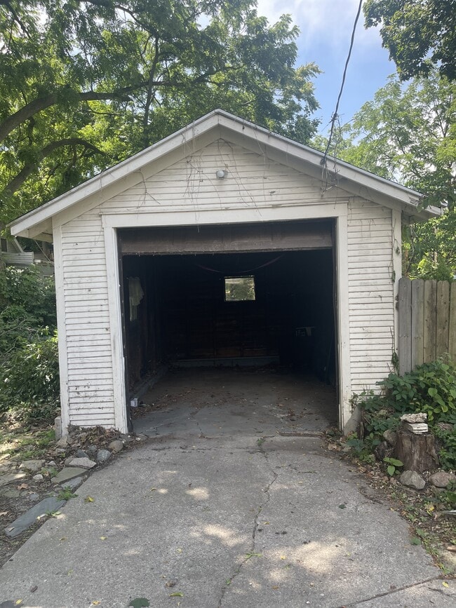 Building Photo - 607 N Sycamore St