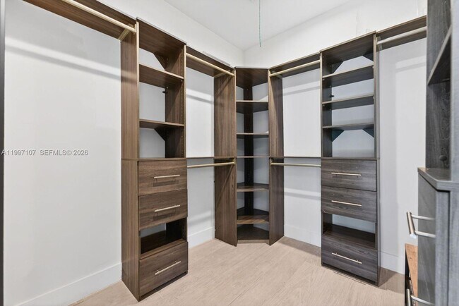 Building Photo - 1126 NE 16th Ct