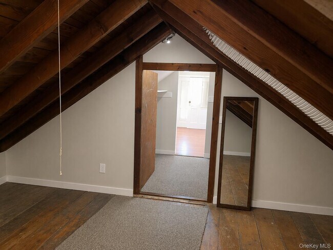 Building Photo - 10 W Main St