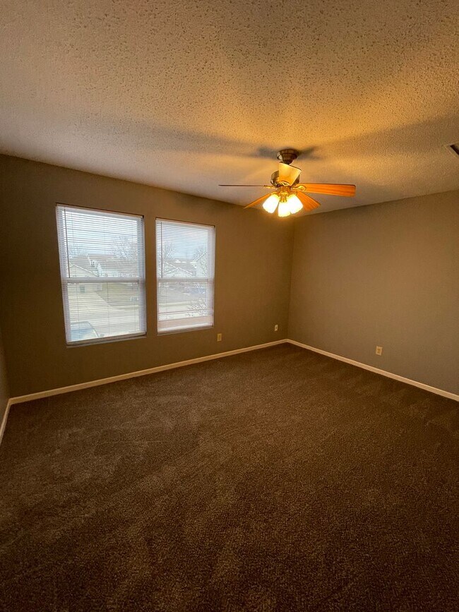 Building Photo - 843 Streamside Dr
