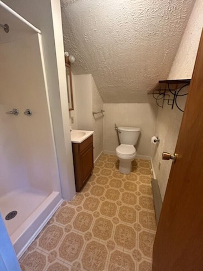 Building Photo - Upstairs Studio Apartment on Oneida Street -- SUBLET AVAILABLE 04/15/2026