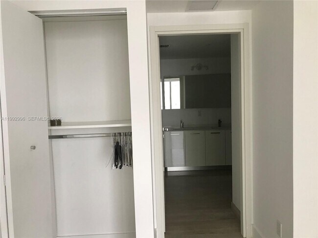 Building Photo - 1300 Brickell Bay Dr