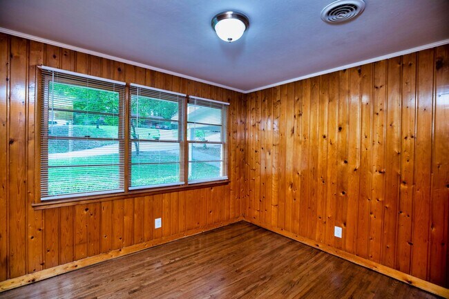 Building Photo - ** 3 bed 2 bath located in Forrest Hills ** Call 334-366-9198 to schedule a self showing ½ off th...