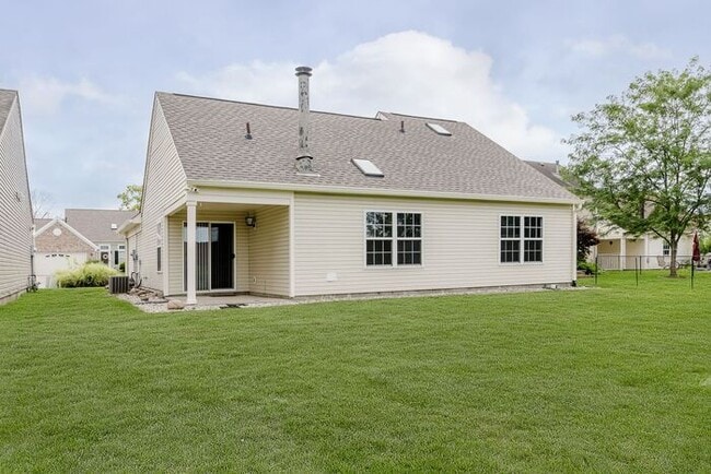 Building Photo - 9249 Crossing Dr