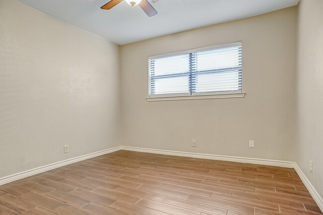 Building Photo - 921 Holiday Dr