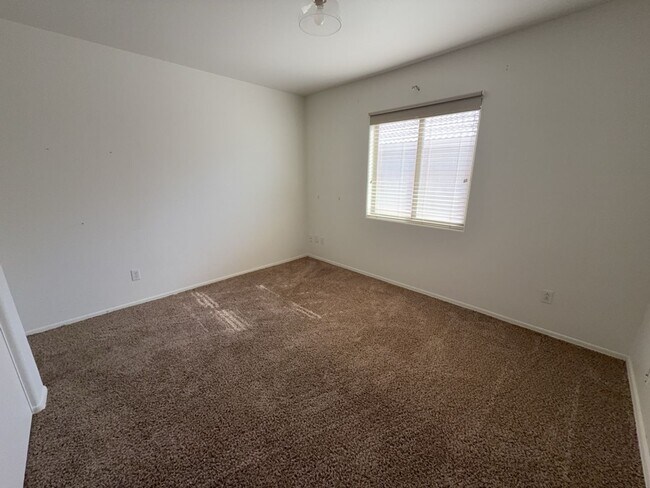 Building Photo - 3bedrom 2 bath
