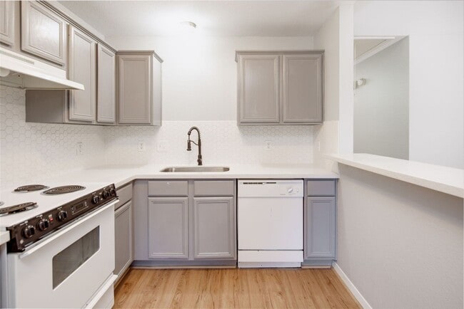 Building Photo - NOVEMBER Move in! 2/2 Duplex with fenced i...