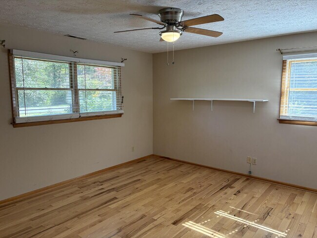 Building Photo - Great Family Home for Rent in Henderson Co...