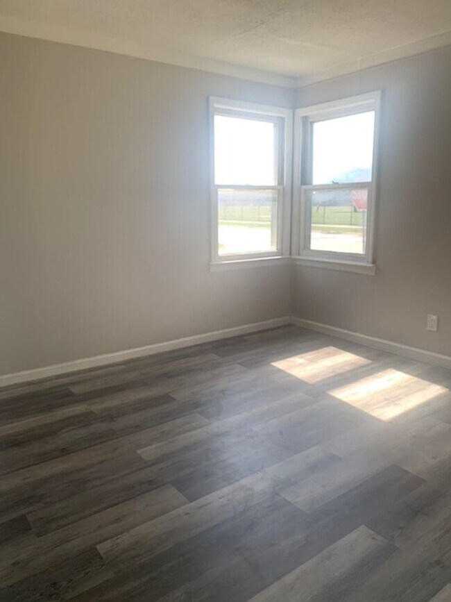 Building Photo - Newly renovated 2 bedroom home just for you