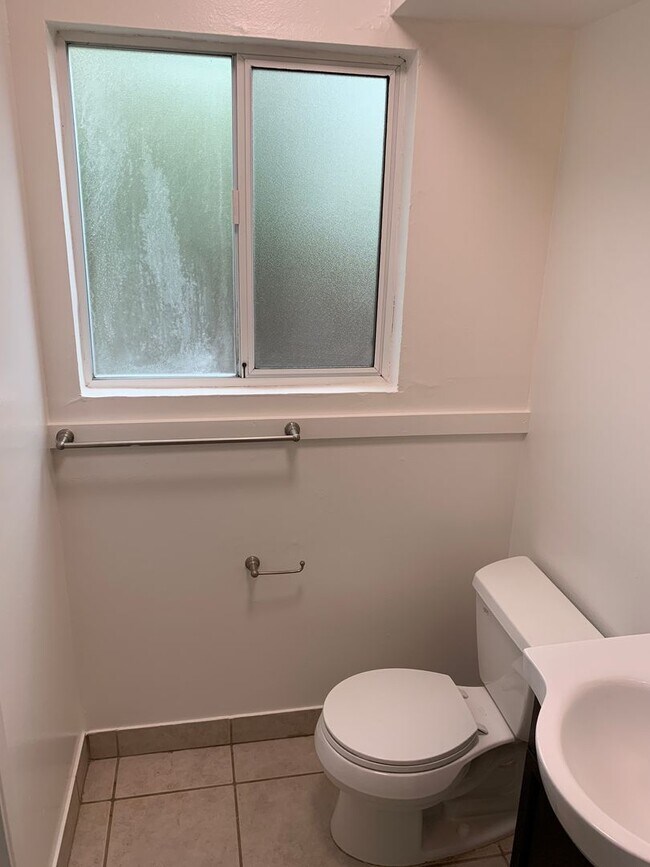 Building Photo - End Unit 2 bedroom, 2 bath Townhouse