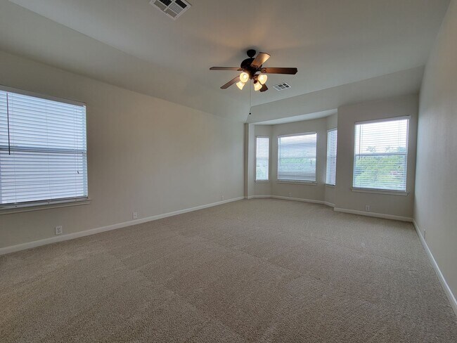 Building Photo - Charming & Spacious 4/BR 3/BR Home – Pet F...
