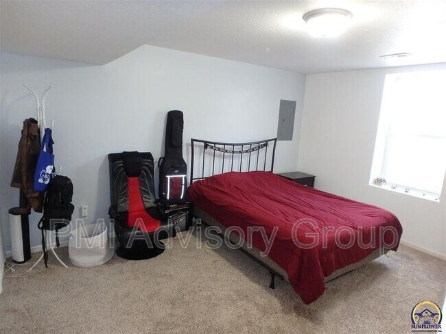 Building Photo - 1712 SW Valley View Dr